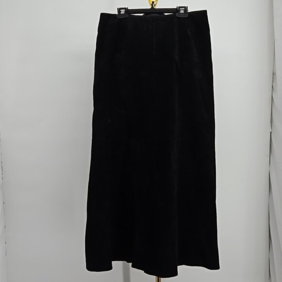 A.M.I. Elegant Black Suede Maxi Skirt - Picture 3 of 8